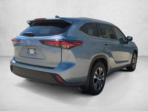 Used 2024 Toyota Highlander XLE FWD image 5