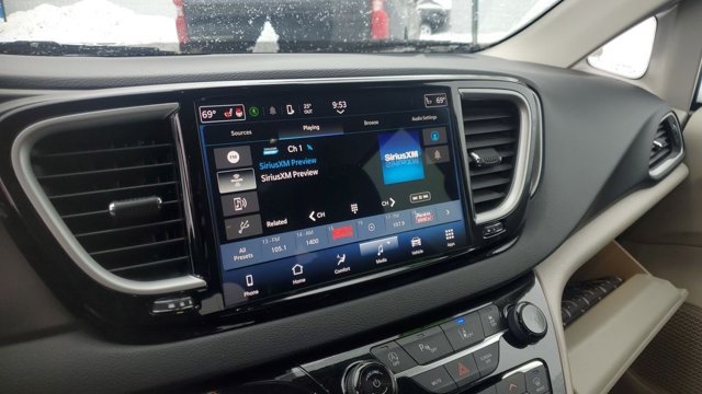 Used 2024 Chrysler Pacifica Touring-L FWD image 13