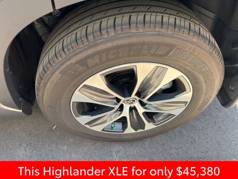 Used 2025 Toyota Highlander XLE image 16