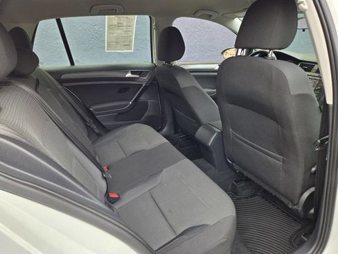 Used 2018 Volkswagen Golf S image 9