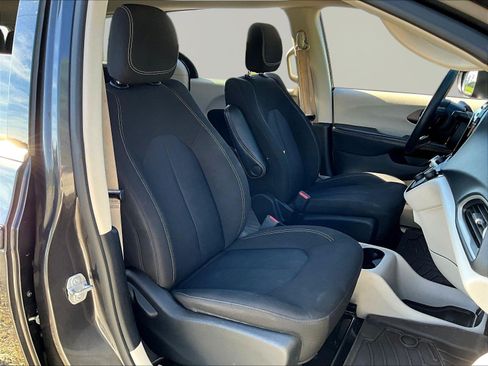 Used 2023 Chrysler Voyager LX FWD image 25