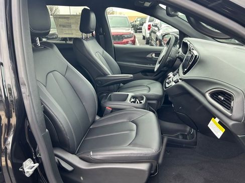New 2026 Chrysler Pacifica Select image 26