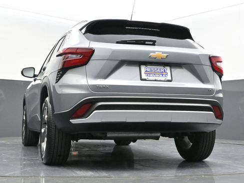 Used 2025 Chevrolet Trax LT w/ Sunroof Package image 40