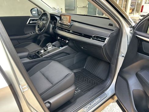 Used 2024 Mitsubishi Outlander ES image 21