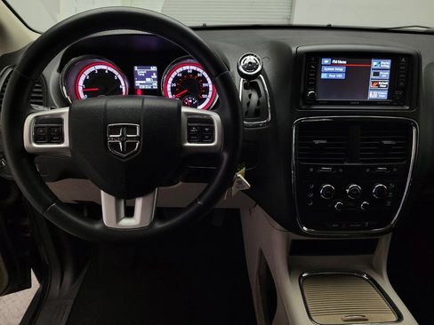 Used 2016 Dodge Grand Caravan SXT w/ Rear Park Assist Package FWD image 26