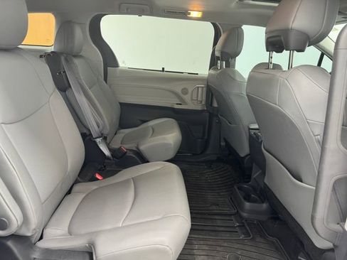 Used 2024 Toyota Sienna XLE w/ XLE Plus Package FWD image 18