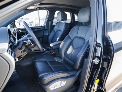 Used 2025 Porsche Macan AWD/4WD image 13