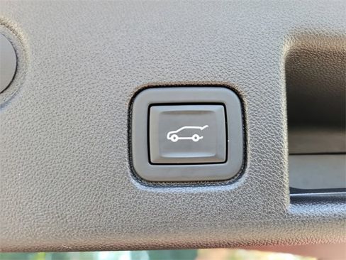 Used 2023 Chevrolet Equinox LT image 10