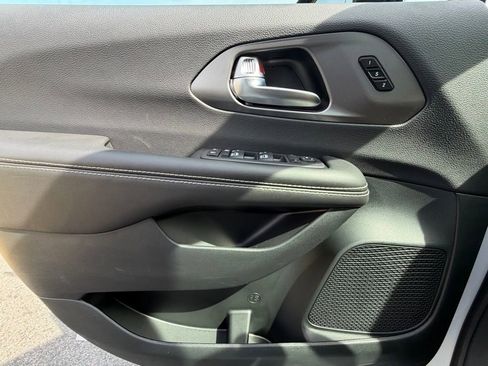 New 2026 Chrysler Pacifica Select FWD image 27