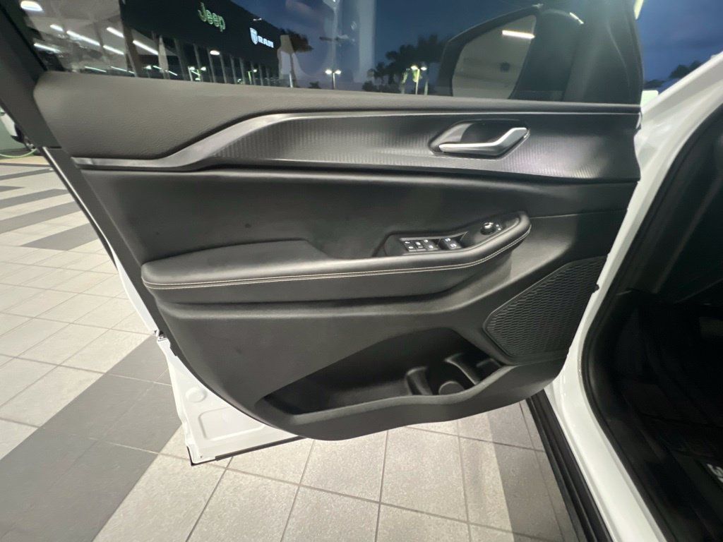 Certified 2023 Jeep Grand Cherokee L Laredo RWD image 30