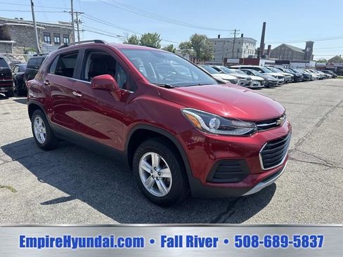 Used 2019 Chevrolet Trax LT w/ Sun & Sound Package AWD/4WD image 2