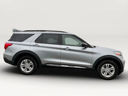 Used 2022 Ford Explorer XLT w/ Equipment Group 202A image 8