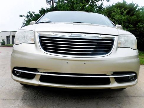 Used 2011 Chrysler Town & Country Touring-L w/ Trailer Tow Group FWD image 16
