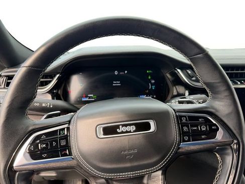 Used 2022 Jeep Grand Cherokee Overland w/ Advanced Protech Group III AWD/4WD image 16