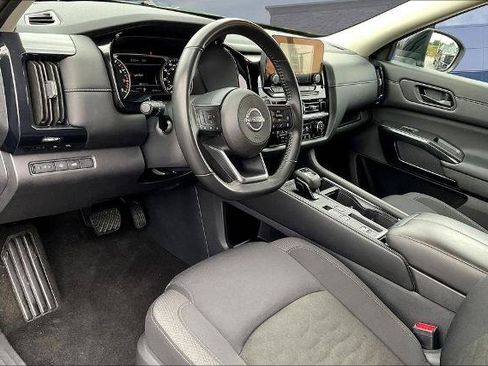 Used 2025 Nissan Pathfinder SV FWD image 17
