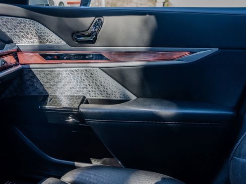 Used 2023 BMW 740i image 13