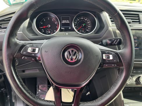 Used 2018 Volkswagen Tiguan SE AWD/4WD image 18