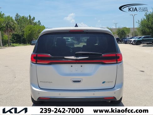 Used 2023 Chrysler Pacifica Touring-L FWD image 5