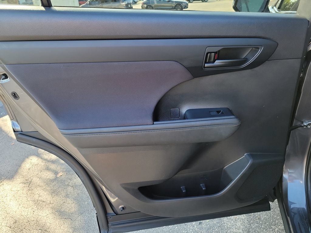 Used 2023 Toyota Highlander L FWD image 10