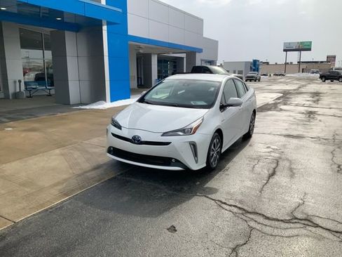 Used 2019 Toyota Prius LE image 2