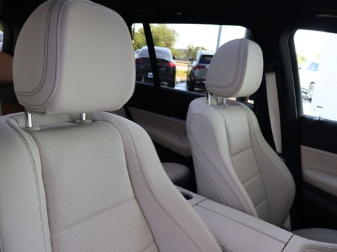 Used 2025 Mercedes-Benz GLS 450 4MATIC image 33