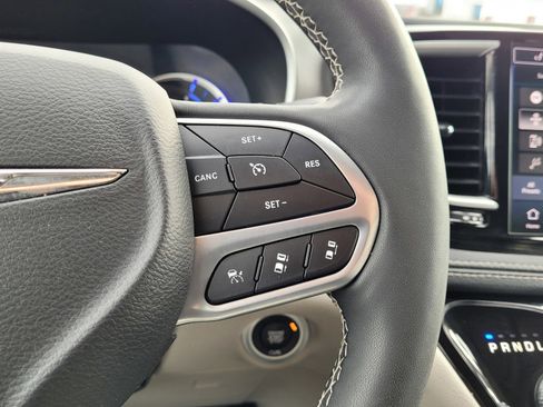 Used 2023 Chrysler Pacifica Touring-L image 21