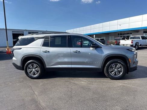 Used 2025 Chevrolet Traverse LT AWD/4WD image 2