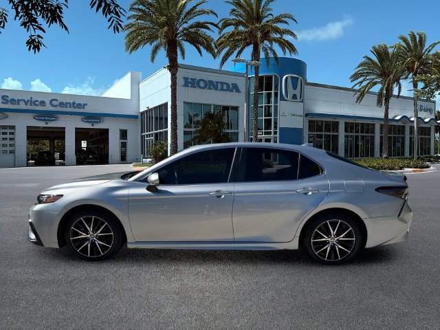 Used 2024 Toyota Camry SE w/ Cold Weather Package FWD image 5