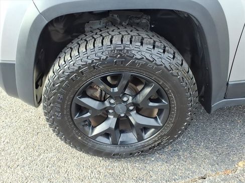 Used 2017 Jeep Cherokee Trailhawk w/ Cold Weather Group image 11