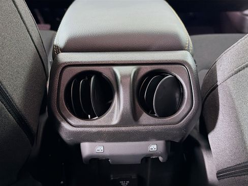 Used 2025 Jeep Wrangler Sahara image 25