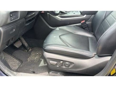 Used 2021 Toyota Highlander XLE FWD image 7