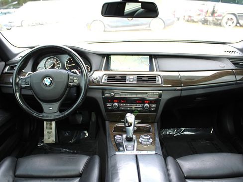 Used 2013 BMW 750i image 11