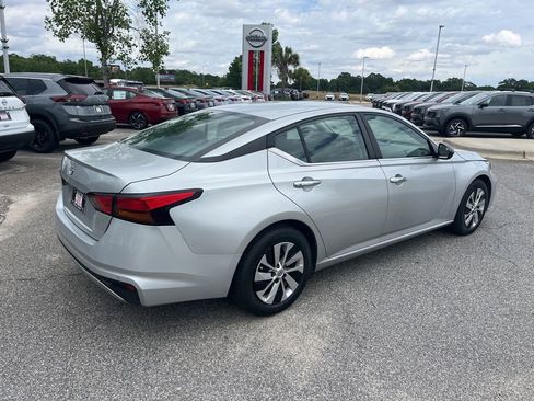 Used 2024 Nissan Altima 2.5 S FWD image 5
