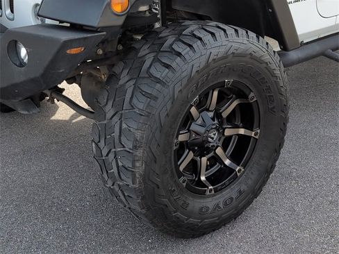 Used 2017 Jeep Wrangler Unlimited Sahara w/ Connectivity Group image 11