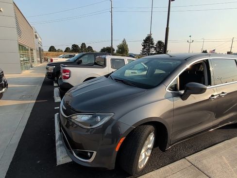 Used 2018 Chrysler Pacifica Touring Plus w/ Tire & Wheel Group FWD image 3