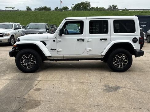 Used 2025 Jeep Wrangler Unlimited Sahara AWD/4WD image 10