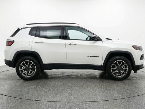 Used 2025 Jeep Compass Trailhawk image 11