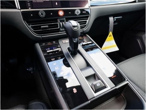Certified 2025 Porsche Macan image 20