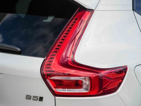 Used 2023 Volvo XC40 B5 Plus AWD/4WD image 10