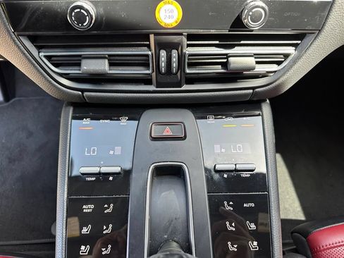 Certified 2024 Porsche Macan AWD/4WD image 32