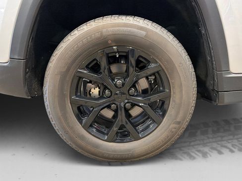 Used 2024 Jeep Grand Cherokee Altitude AWD/4WD image 51