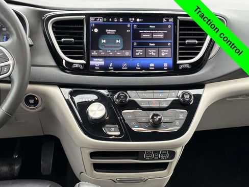 Used 2023 Chrysler Pacifica Touring-L image 31
