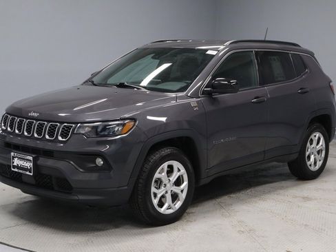 Used 2024 Jeep Compass Latitude image 6
