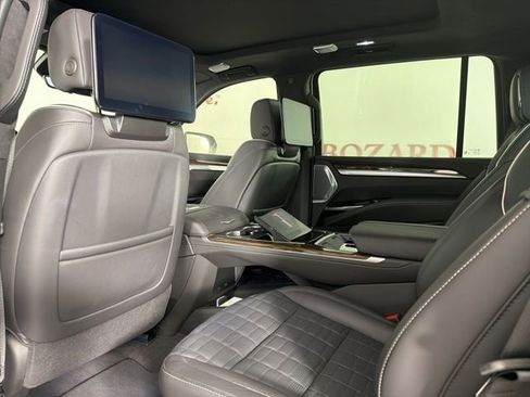 Used 2025 Cadillac Escalade ESV Sport Platinum image 14