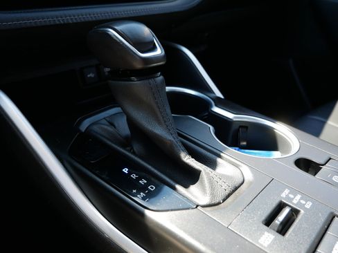 Used 2020 Toyota Highlander XLE AWD/4WD image 24