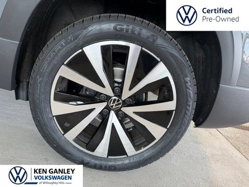 Used 2023 Volkswagen Taos SE w/ Panoramic Sunroof Package AWD/4WD image 28