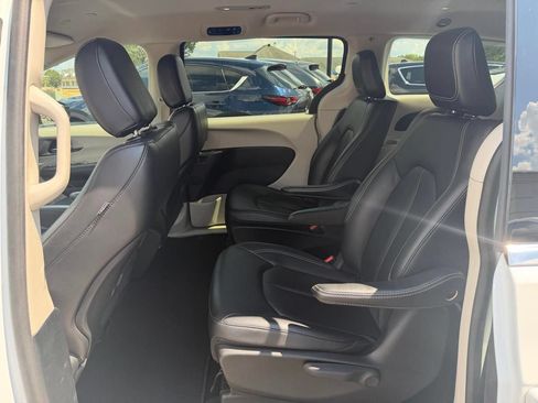 Used 2024 Chrysler Pacifica Limited FWD image 6