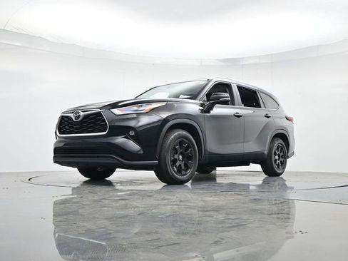 Used 2024 Toyota Highlander XLE FWD image 37
