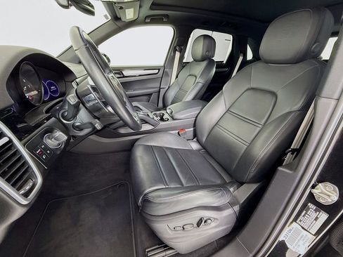Certified 2023 Porsche Cayenne Platinum Edition image 5