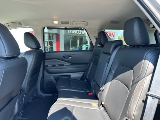 Used 2023 Nissan Pathfinder SL AWD/4WD image 18